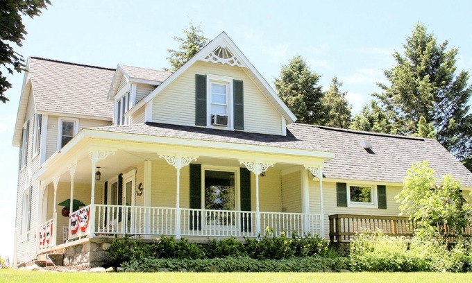 Williamsburg House | Charming 4 Bed/2 Bath Farmhouse - 3.6 Miles to Traverse City Horse Show/GLEF