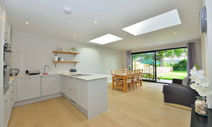 Winchester House | Charming 4-Bed House in Winchester,Free Parking