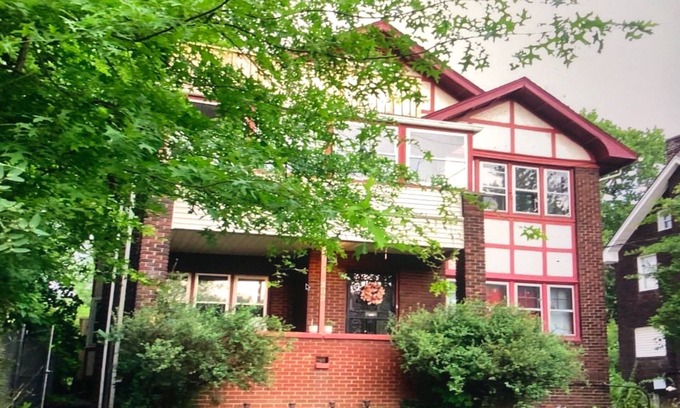Youngstown House | Charming 4-bedroom apt. in house near YSU with WiFi located in Youngstown, Ohio