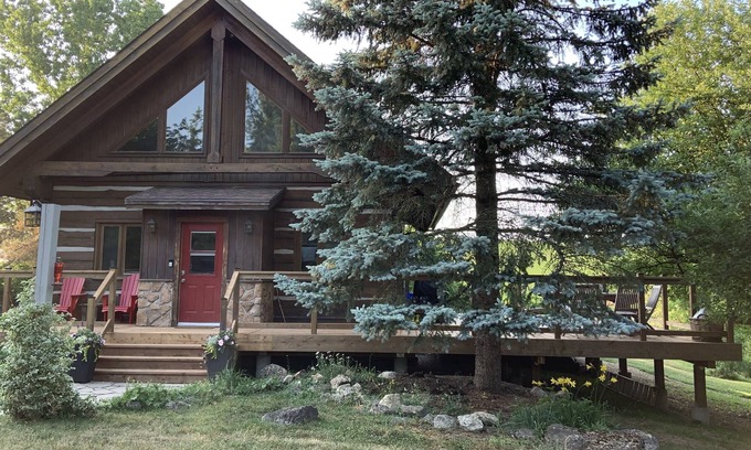 The Blue Mountains Ski Chalet | Charming 4 Bedroom Chalet located on a 1-acre lot w/hot tub.