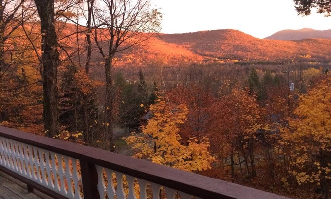 Montgomery Center Ski Chalet | Charming 4-bedroom chalet 5 min to Jay Peak with WiFi