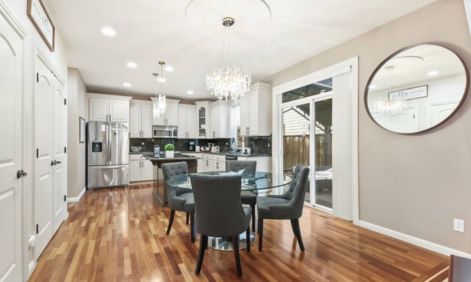 North Image House | Charming 4-bedroom family friendly house with WiFi and AC in fabulous Vancouver