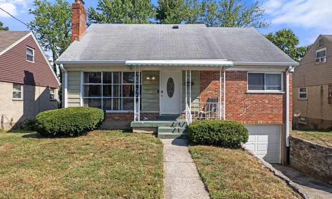 Roselawn Finance House | Charming 4-bedroom house with WiFi, AC in brilliant Cincinnati, Silverton area.