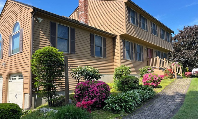 Farmington House | Charming 4-bedroom house with AC and WiFi in lovely Farmington