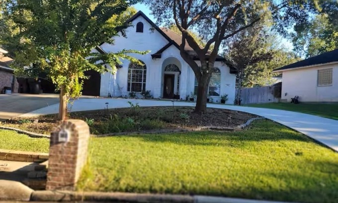April Sound House | Charming 4-bedroom house in the gated lake community, April Sound!