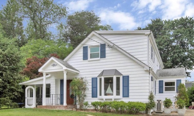 Wardour House | Charming 4-bedroom house 2 blocks from the Navel Academy Stadium