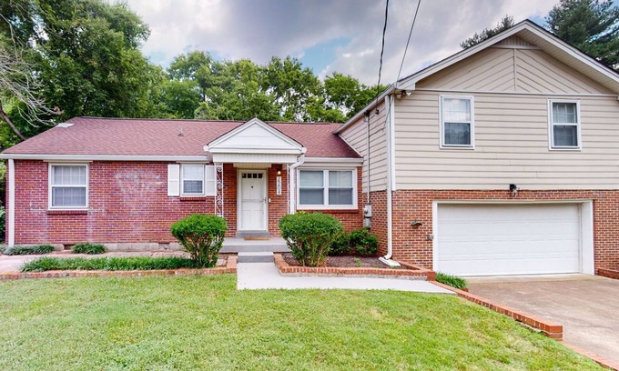 Merry Oaks House | Charming 4-bedroom home with garage and Wi-Fi in Nashville