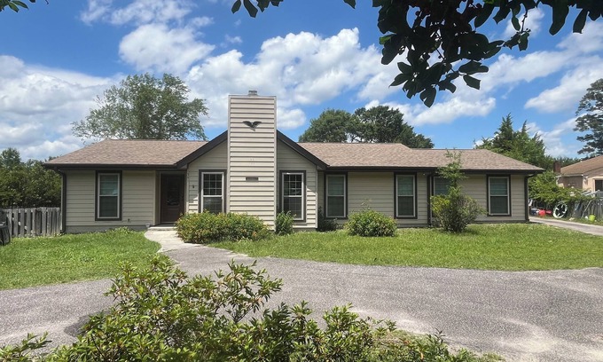 Boiling Spring Lakes House | Charming 4-bedroom house with AC, WiFi in welcoming Southport