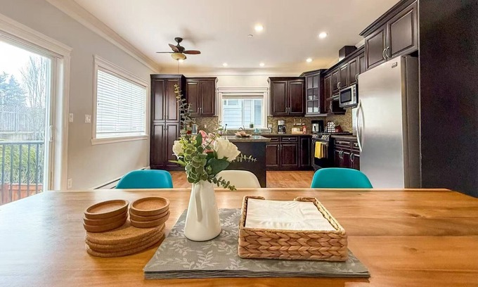 Langford House | Charming 4-bedroom house in Langford next to Thetis lake