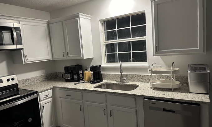 Huntcliff House | Charming 4-bedroom house with WiFi and AC in brilliant Columbia