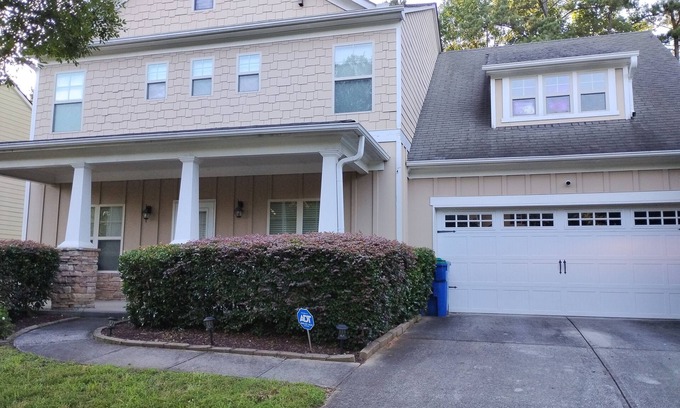 Fairburn House | Charming 4-bedroom house with AC, grille, community pool in gorgeous Fairburn