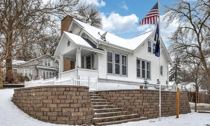 Glenwood House | Charming 4-bedroom House, Full Amenities, Entertainment, Pet & Family Friendly