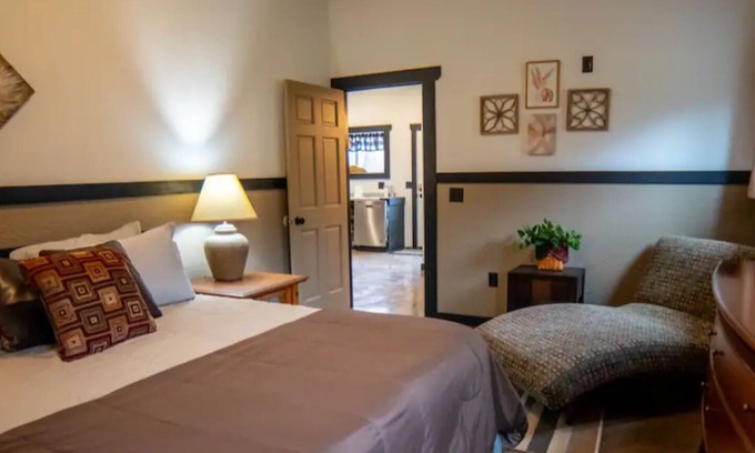 Brill House | Charming 4-bedroom house in Sarona with AC, WiFi. Enjoyable getaway. Dired