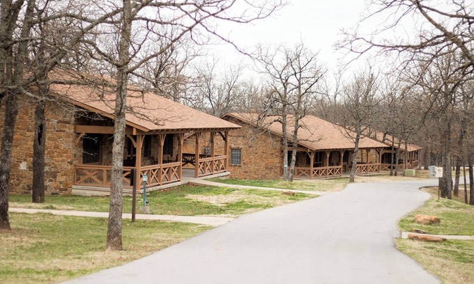 Tulsa Cabin | Charming 4-bedroom lodge with AC and WiFi near the Tulsa Botanical Gardens.