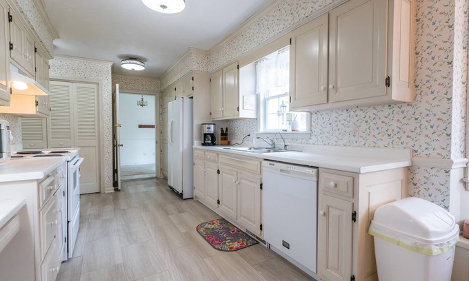 Apple Creek House | Charming 4 Bedroom home in the Amish countryside