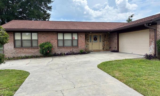 Northside House | Charming 4-bedroom Lake House with minutes from Airport and River City Plaza