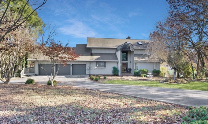 Piney Flats House | Charming 4 Bedroom House on the Lake in Piney Flats