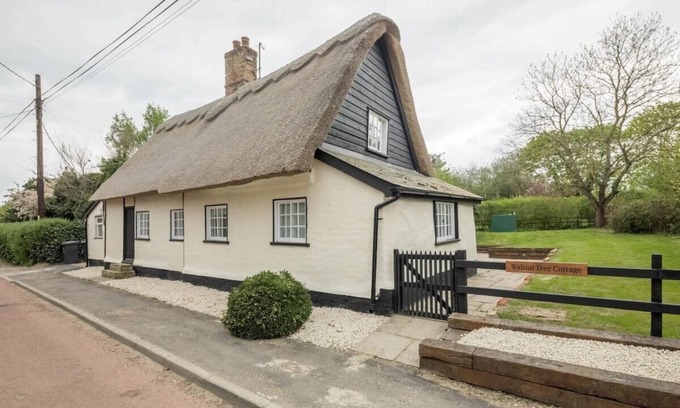 Knapwell Cottage | Charming 4 Bedroom Walnut Tree Cottage in Knapwell