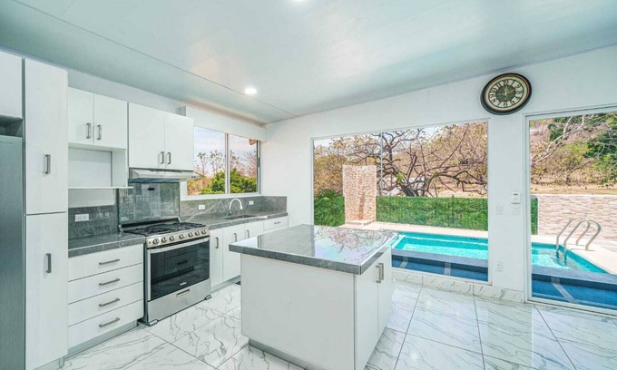 Veintisiete de Abril House | Charming 4-bedroom with Pool WiFi & AC in 27 de Abril 20 minutes from the beach