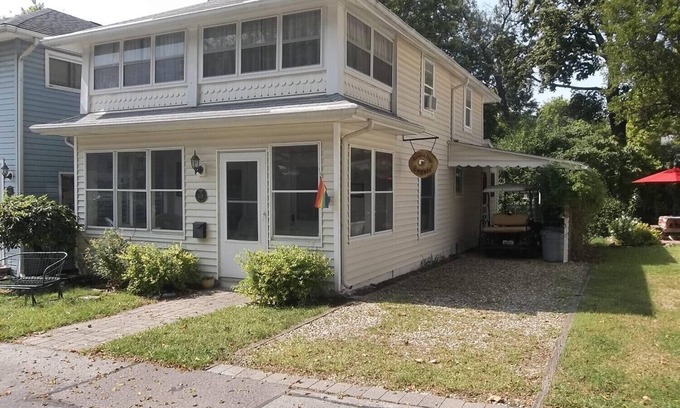Lakeside Cottage | Charming 4 Bedroom Cottage in Lakeside w/4 person golf cart and linens