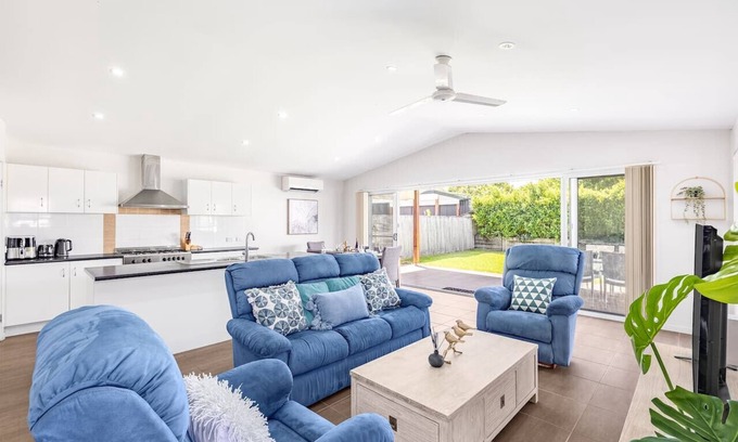 Wynnum House | Charming 4Bedroom Home Near TrainStation & Beaches