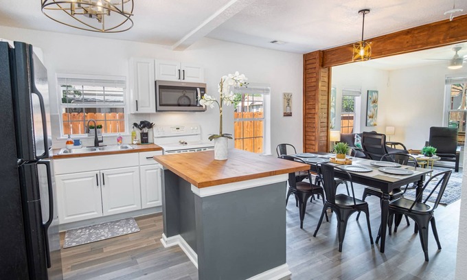 Nevada Street Cottage | Charming 4br/2ba Only 5 Mins Downtown & Riverwalk