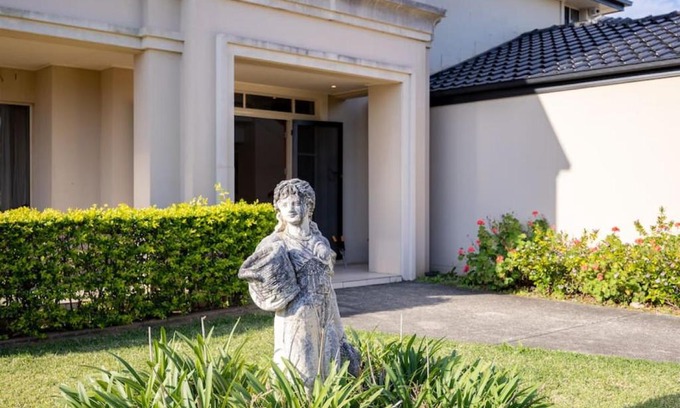Calamvale House | Charming 4BR House and Cozy Garden