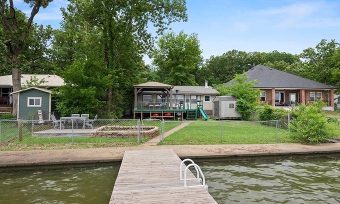 Tool House | Charming 4BR Lakefront Getaway