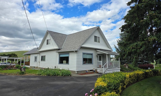 Waitsburg Other | Charming 5-bedroom farmhouse with a great yard in delightful Waitsburg
