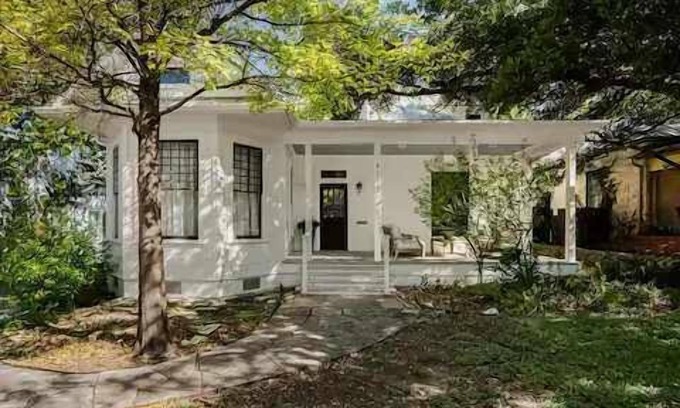 Clarksville House | Charming 5 Bedroom Home in Austin