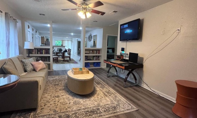Crosstown House | Charming 5-bedroom home, Near Downtown, Beale Street & Memphis Zoo.