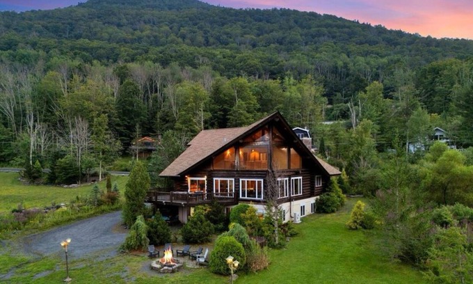 Hunter Cabin | Charming 5-bedroom Lake Log cabin in marvelous Lanesville