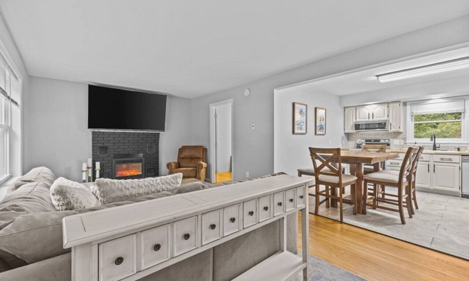 South Burlington House | Charming 5B Home in Neighborhood