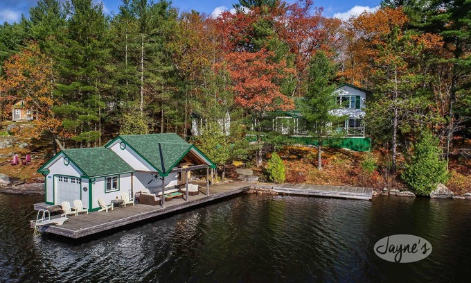 Bala Cottage | Charming 5bdrm 2bath island cottage on Lake Muskoka! Sunsets! Sauna!