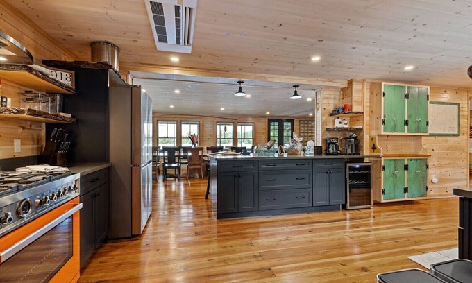 Belgrade Lakes Cottage | Charming 8-bedroom cottage with AC and WiFi in peaceful Belgrade