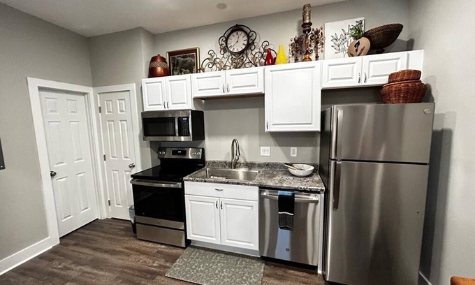 La Vergne Apartment | Charming and cozy one-bedroom suite with a full kitchen and a free parking spot.