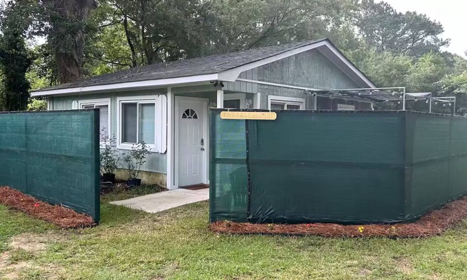 Charleston Cottage | Charming and quaint 2-bedroom Cottage between Downtown and Folly Beach