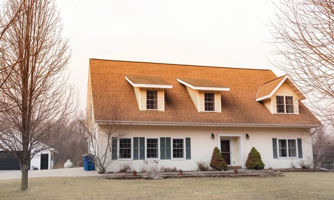 Suamico House | Charming and Spacious NFL Draft-Ready 3-bedroom Estate in Green Bay, WI