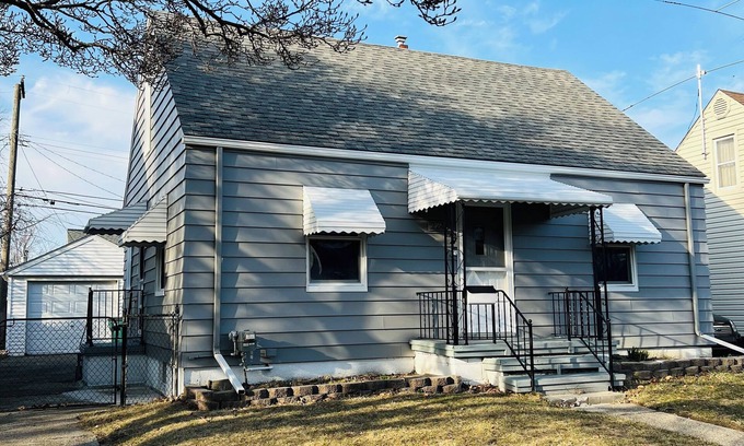 Ferndale House | Charming and Spacious 3-bedroom House with WiFi, AC in nice Ferndale, MI
