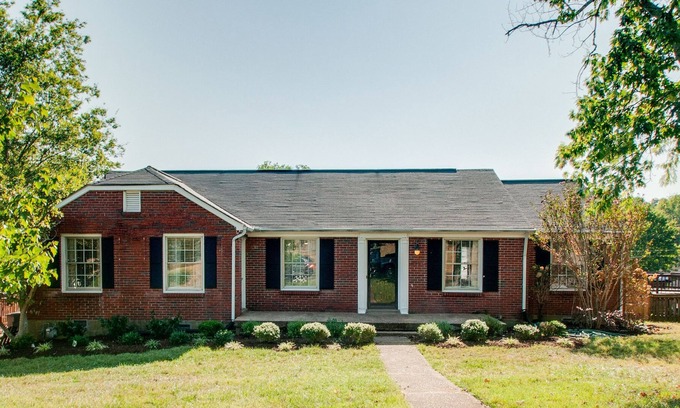Whitebridge House | CHARMING AND SPACIOUS- JUST 6 MILES FROM DOWNTOWN- 4BR/3BA