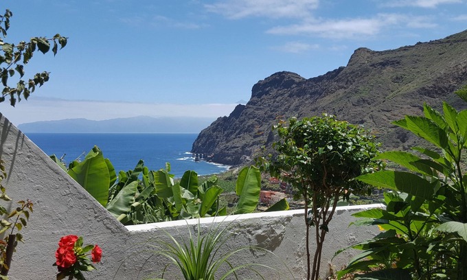 Hermigua Apartment | Charming apartment with garden and sea views