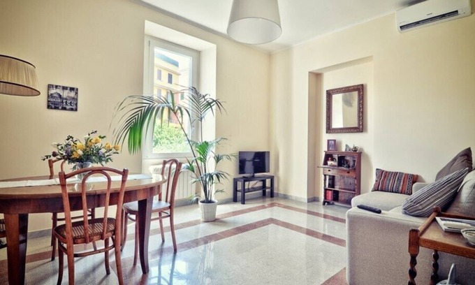 Aventine Apartment | Charming apartment in 1930s villa in quiet, central, green area.