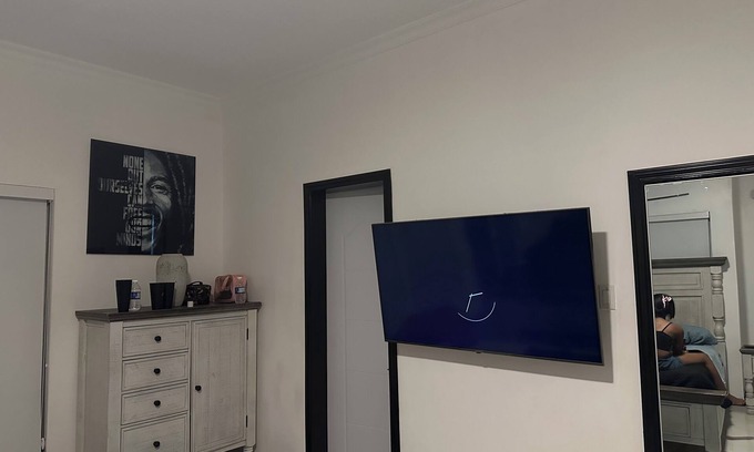 Molynes Gardens Apartment | Charming apartment in beautiful Kingston with AC