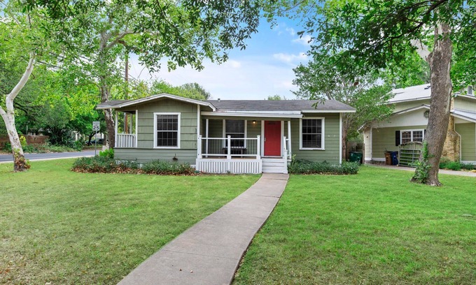 South Manchaca House | Charming Austin Home - 3 BR |Large Fenced Backyard