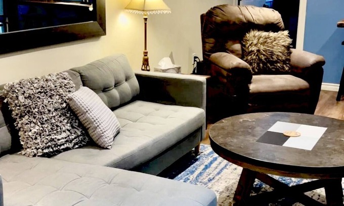 Peterborough Apartment | CHARMING BASEMENT APARTMENT MINUTES FROM DOWNTOWN, LITTLE LAKE, AND AMENITIES