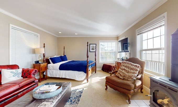 Old Town Apartment | Charming Bayfront Cottage with Gorgeous Views - Ideal for Quick Romantic Getaway