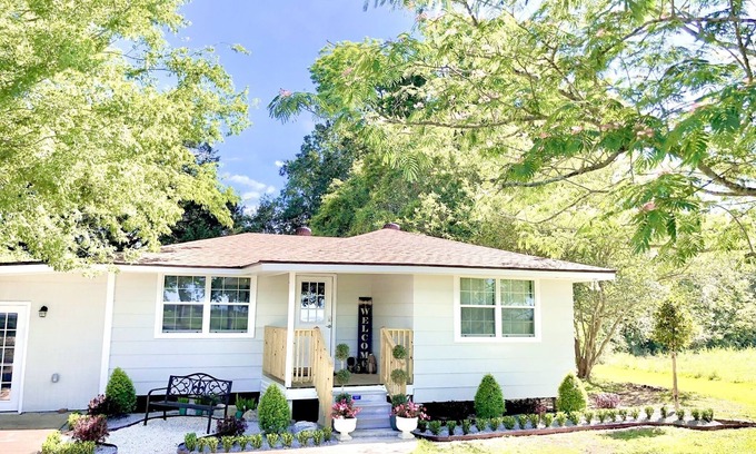 Raceland House | Charming bayou-side cottage perfect for a Cajun Country retreat