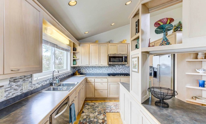 Morrison House | Charming ‘Bayview Art House’ with Deck & Grill!