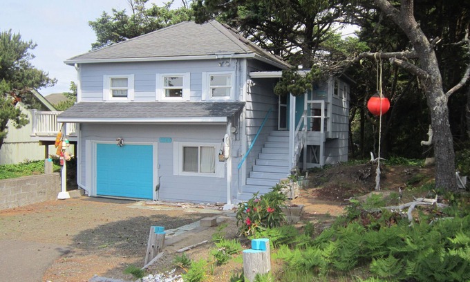 Florence House | Charming beach bungalow with great beach view and easy beach access.