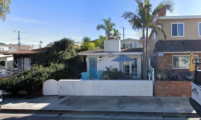 West Newport Cottage | Charming Beach Cottage Duplex-Huge Upper Level